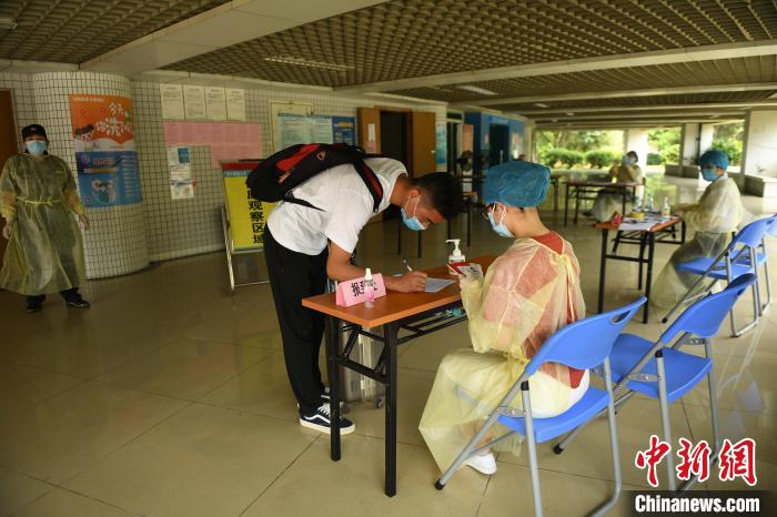 广州中医药大学首批学生返校 将统一进行核酸检测