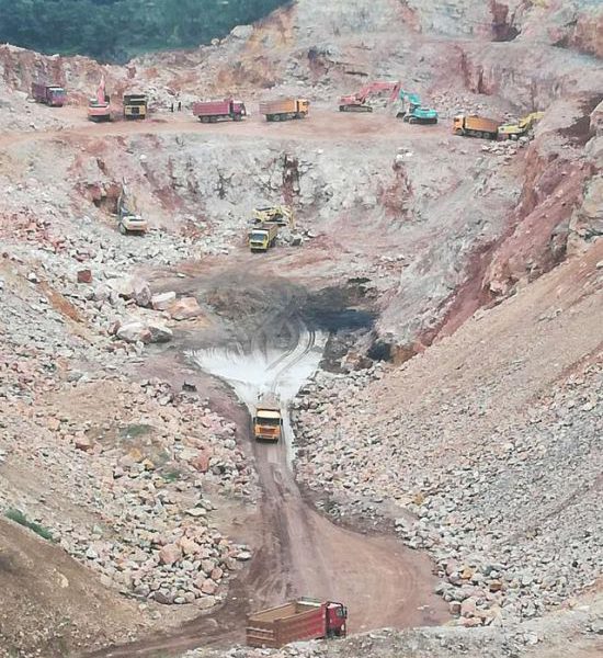 河南宝丰县关岭铝土矿违法爆破破坏生态无人敢管